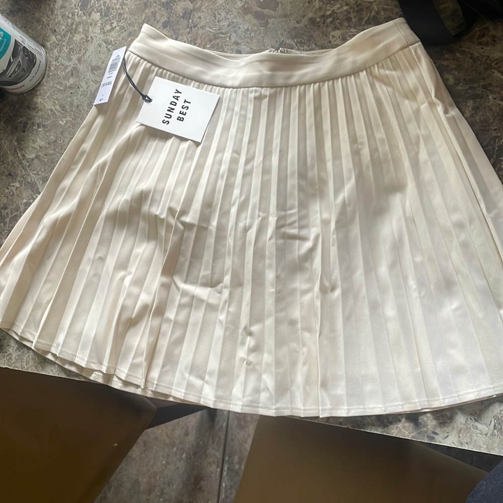 Aritzia Skirt. Whisper white color.